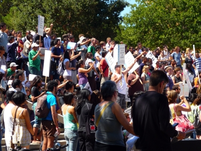 La foule manifeste très fort et avec conviction
